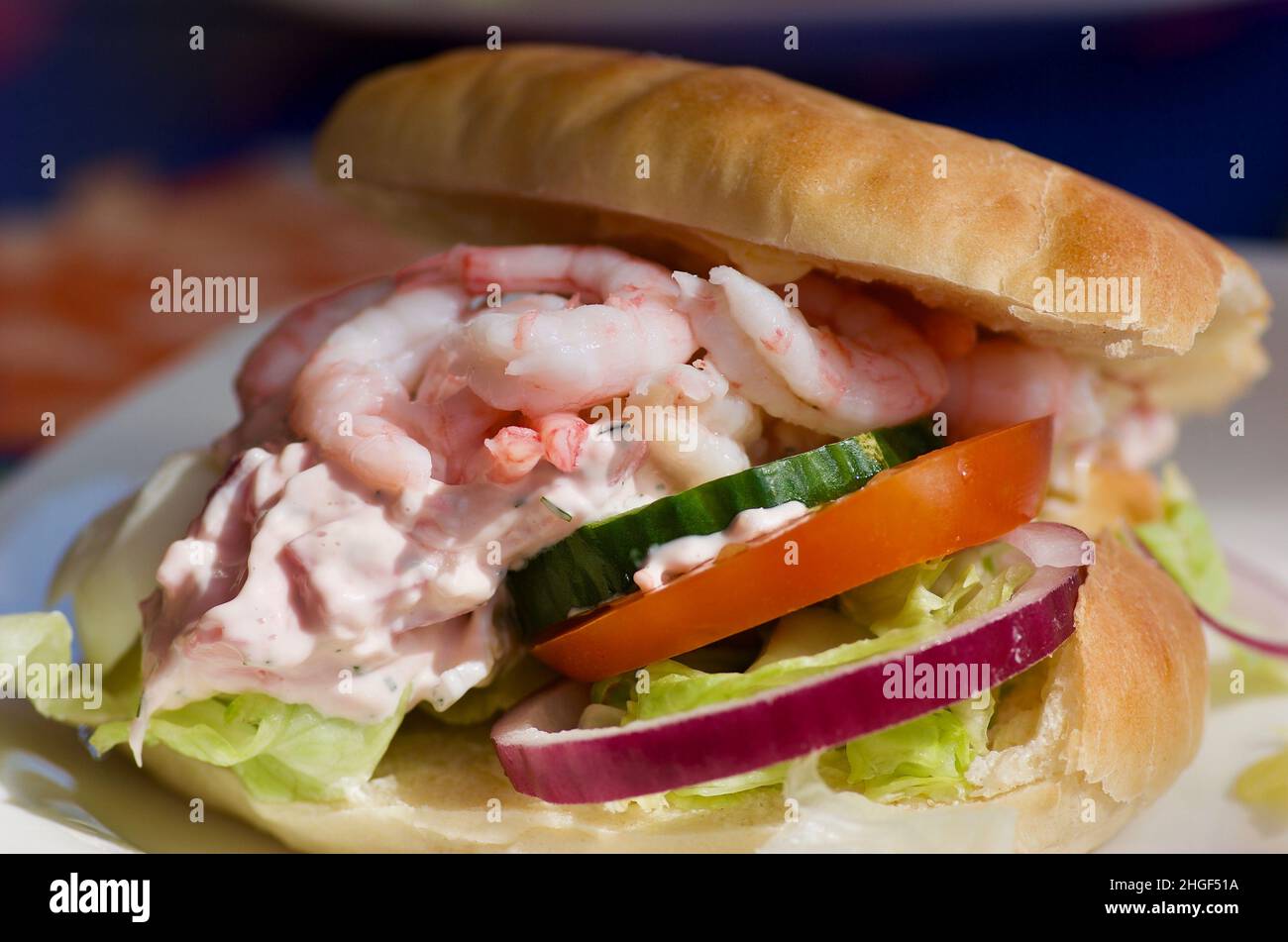 Mittagessen Sandwich mit geschälten Garnelen, Mayonnaise mit Meeresfrüchten und Scheiben Gemüse in Brot. Stockfoto