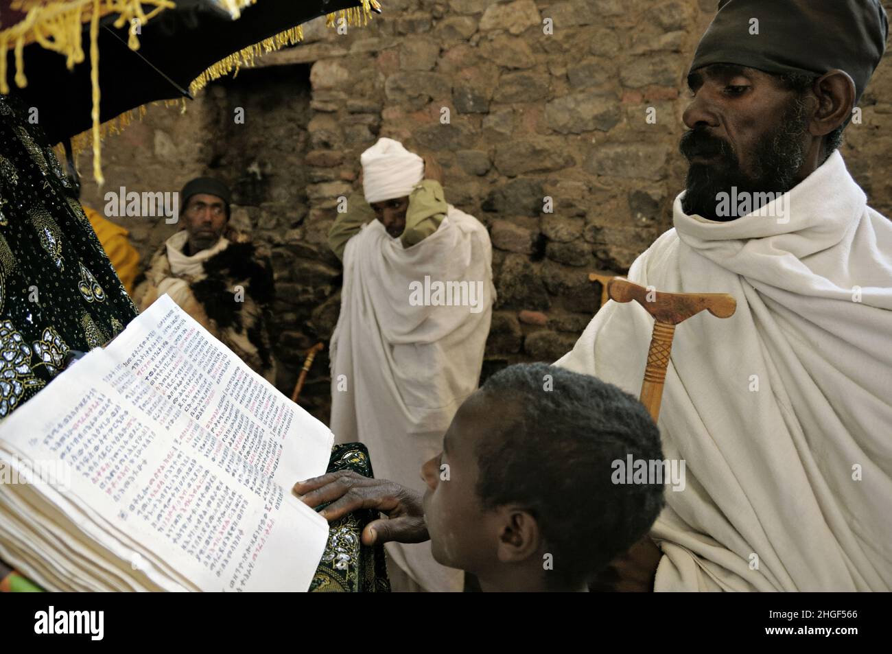 Feierliche Lesung eines Priesters in der Kirche von Nakuto Lab in der Nähe von Lalibela, Region Amhara, Äthiopien Stockfoto