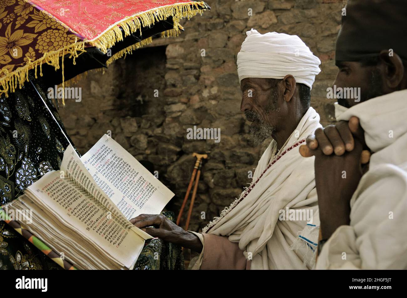 Schriftlesung in der Kirche von Nakuto Lab in der Nähe von Lalibela, Amhara Region, Äthiopien Stockfoto