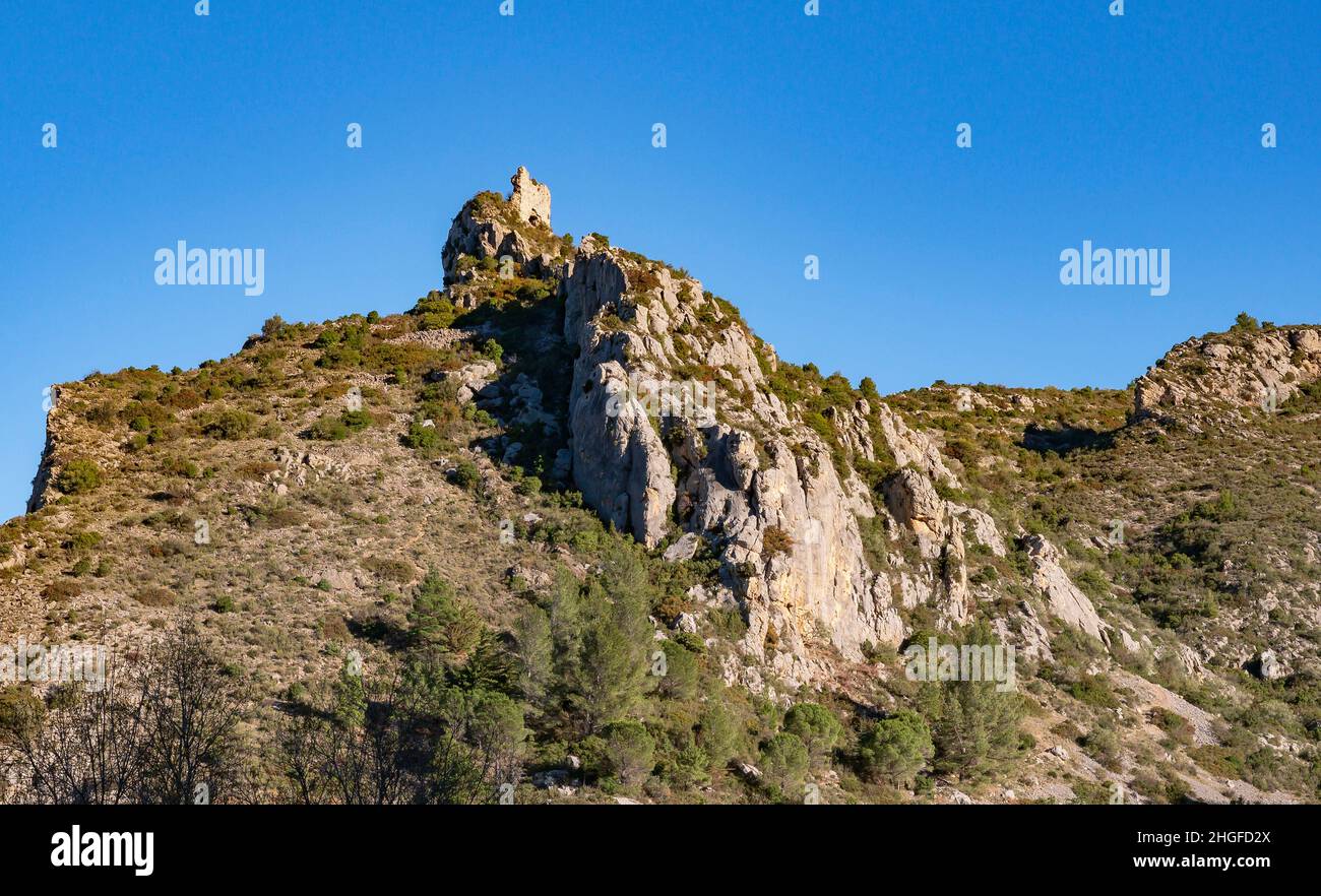 Die Burg von Tautavel, eine Ruine mit Blick auf die zerklüftete Garrigue-Landschaft des Naturschutzgebietes PNR Corbières-Fenouillèdes Stockfoto