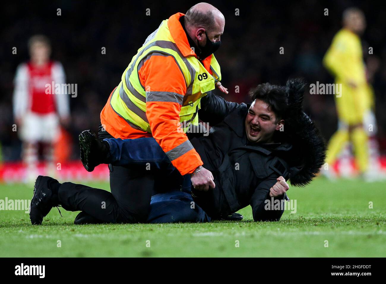 LONDON, GROSSBRITANNIEN. JAN 20th Während des Carabao Cup-Spiels zwischen Arsenal und Liverpool im Emirates Stadium, London, am Donnerstag, dem 20th. Januar 2022, Steigt Ein Eindringling in das Spielfeld ein. (Kredit: Tom West | MI News) Kredit: MI Nachrichten & Sport /Alamy Live News Stockfoto