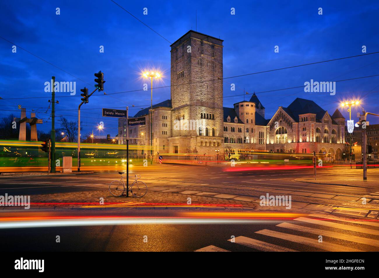 Posen, Wielkopolska, Polen - Kaiserburg, preußische Architektur und Straßenbahn bei Nacht Stockfoto