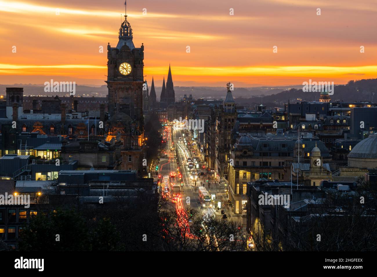 Abendansicht der historischen Gebäude in der Altstadt von Edinburgh, Schottland, Großbritannien Stockfoto