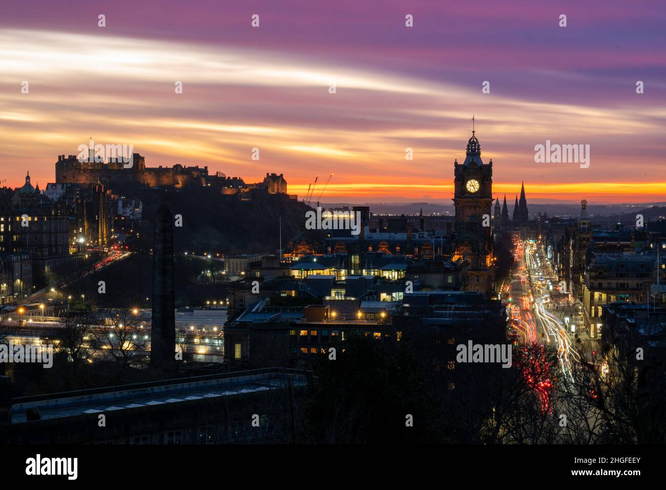 Abendansicht der historischen Gebäude in der Altstadt von Edinburgh, Schottland, Großbritannien Stockfoto