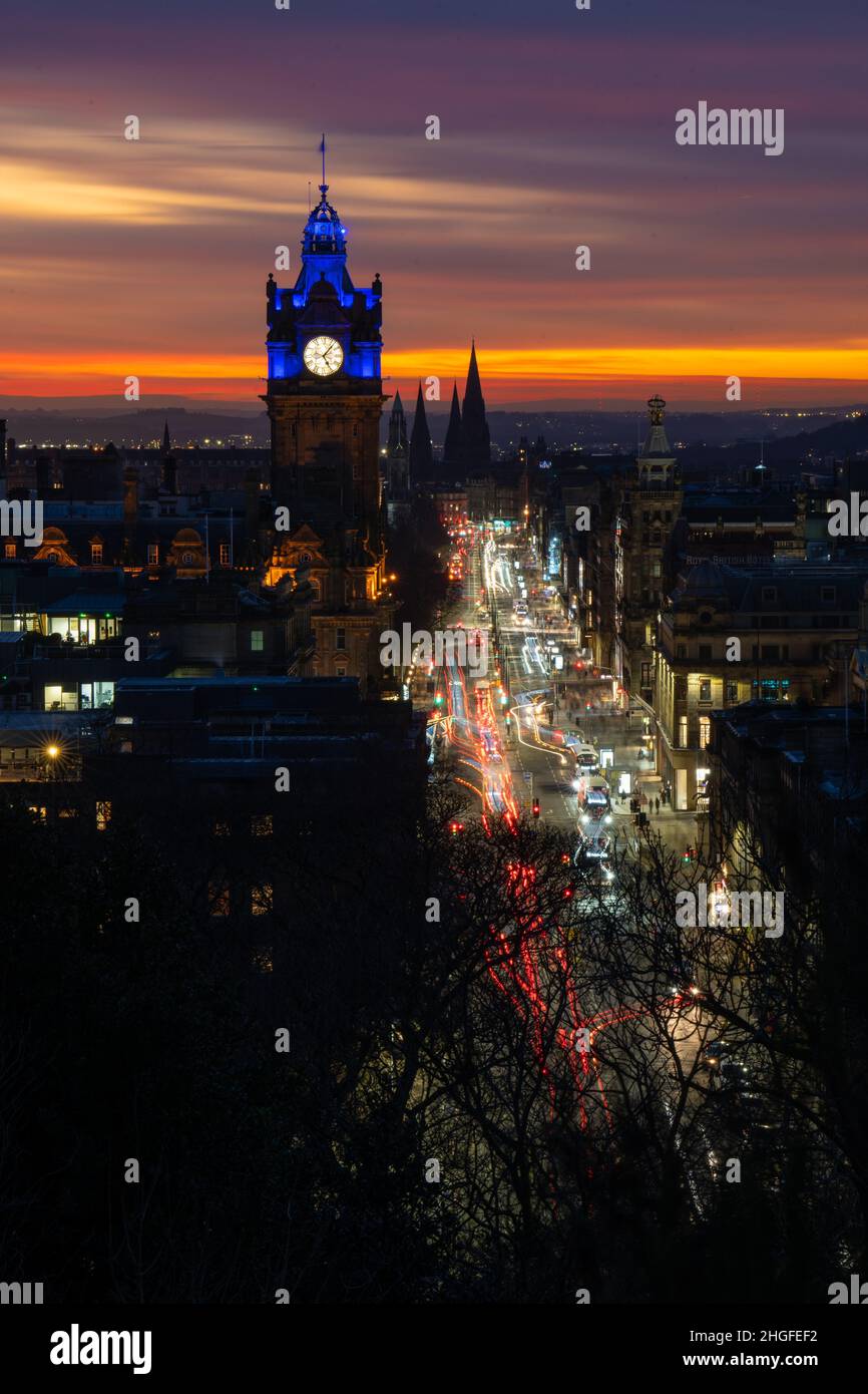 Abendansicht der historischen Gebäude in der Altstadt von Edinburgh, Schottland, Großbritannien Stockfoto