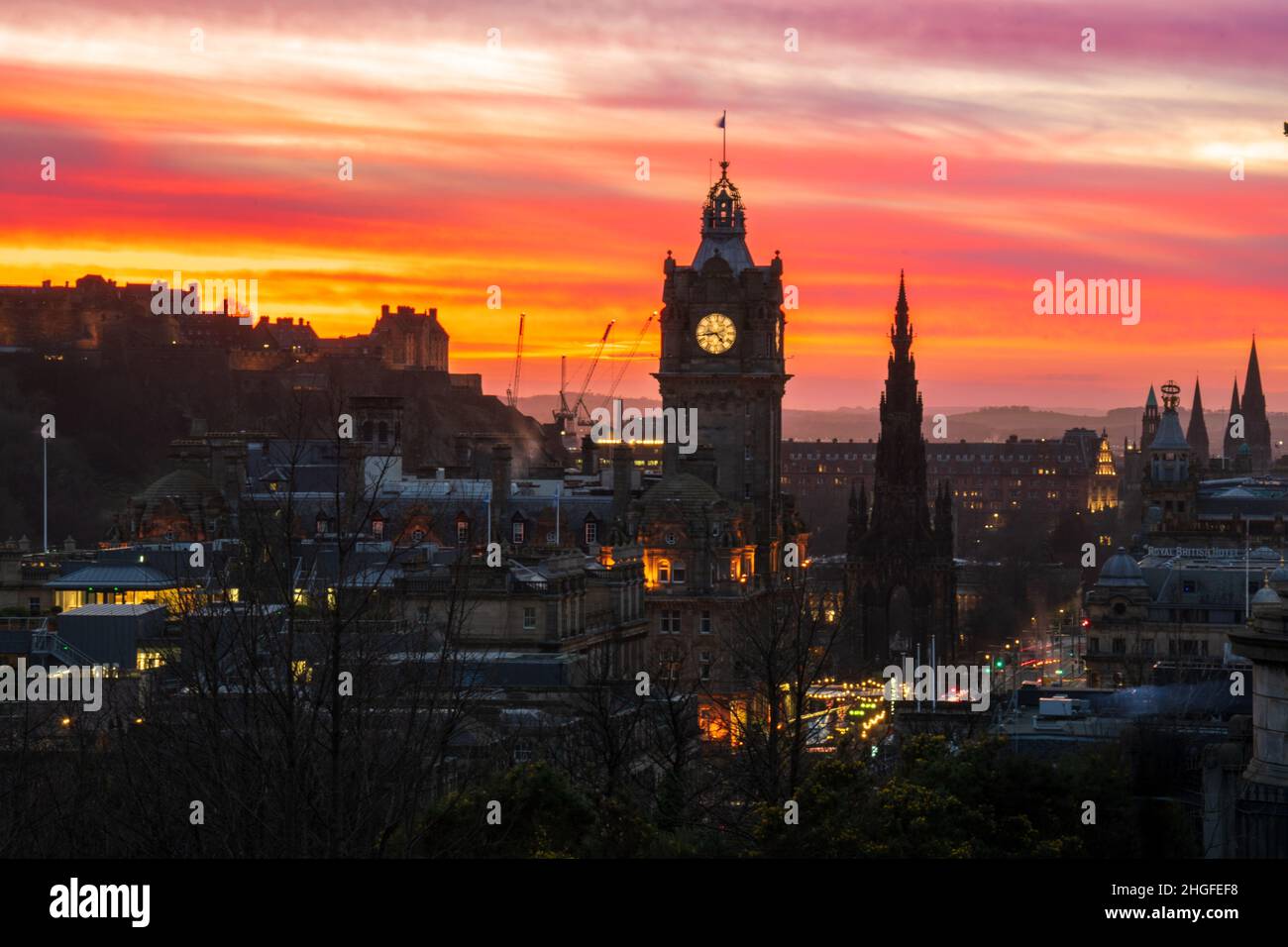 Abendansicht der historischen Gebäude in der Altstadt von Edinburgh, Schottland, Großbritannien Stockfoto