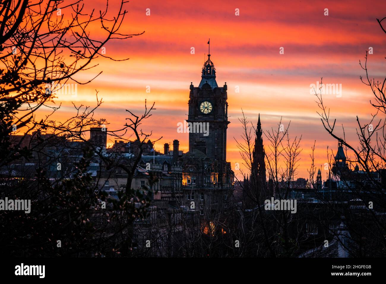 Abendansicht der historischen Gebäude in der Altstadt von Edinburgh, Schottland, Großbritannien Stockfoto