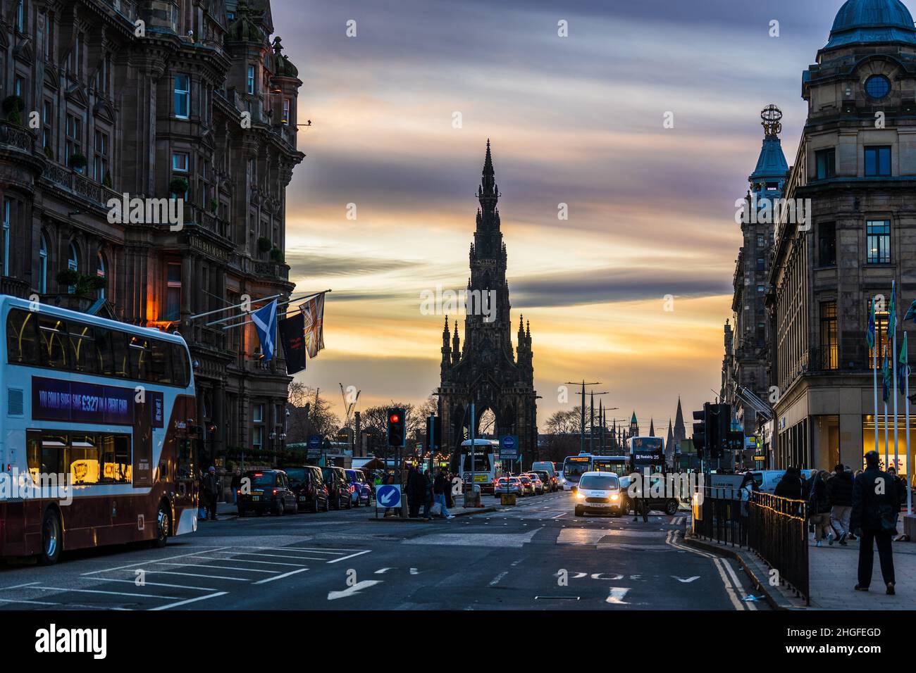 Abendansicht der historischen Gebäude in der Altstadt von Edinburgh, Schottland, Großbritannien Stockfoto