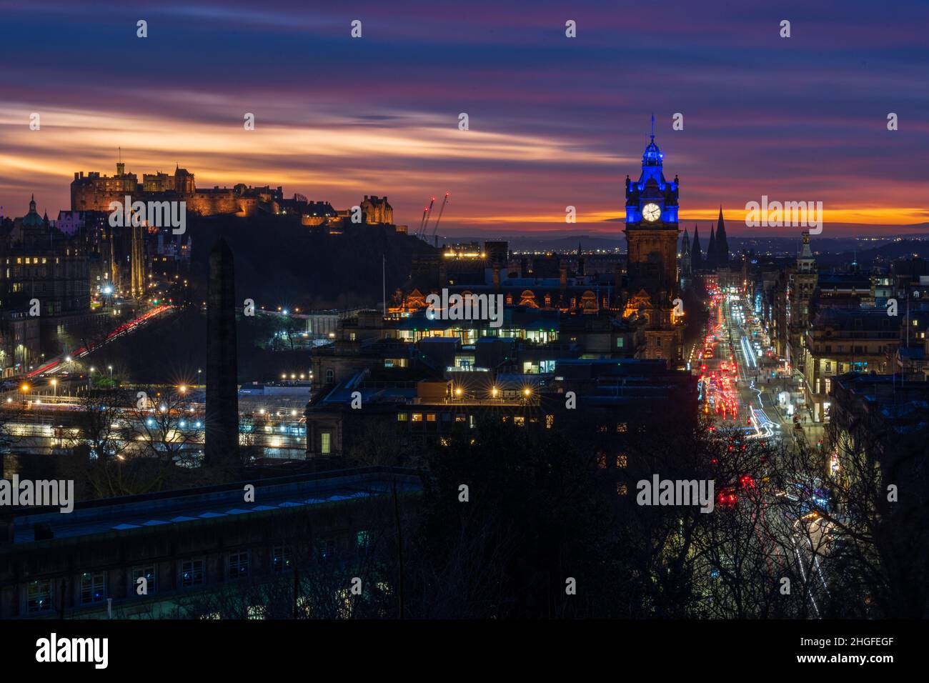 Abendansicht der historischen Gebäude in der Altstadt von Edinburgh, Schottland, Großbritannien Stockfoto