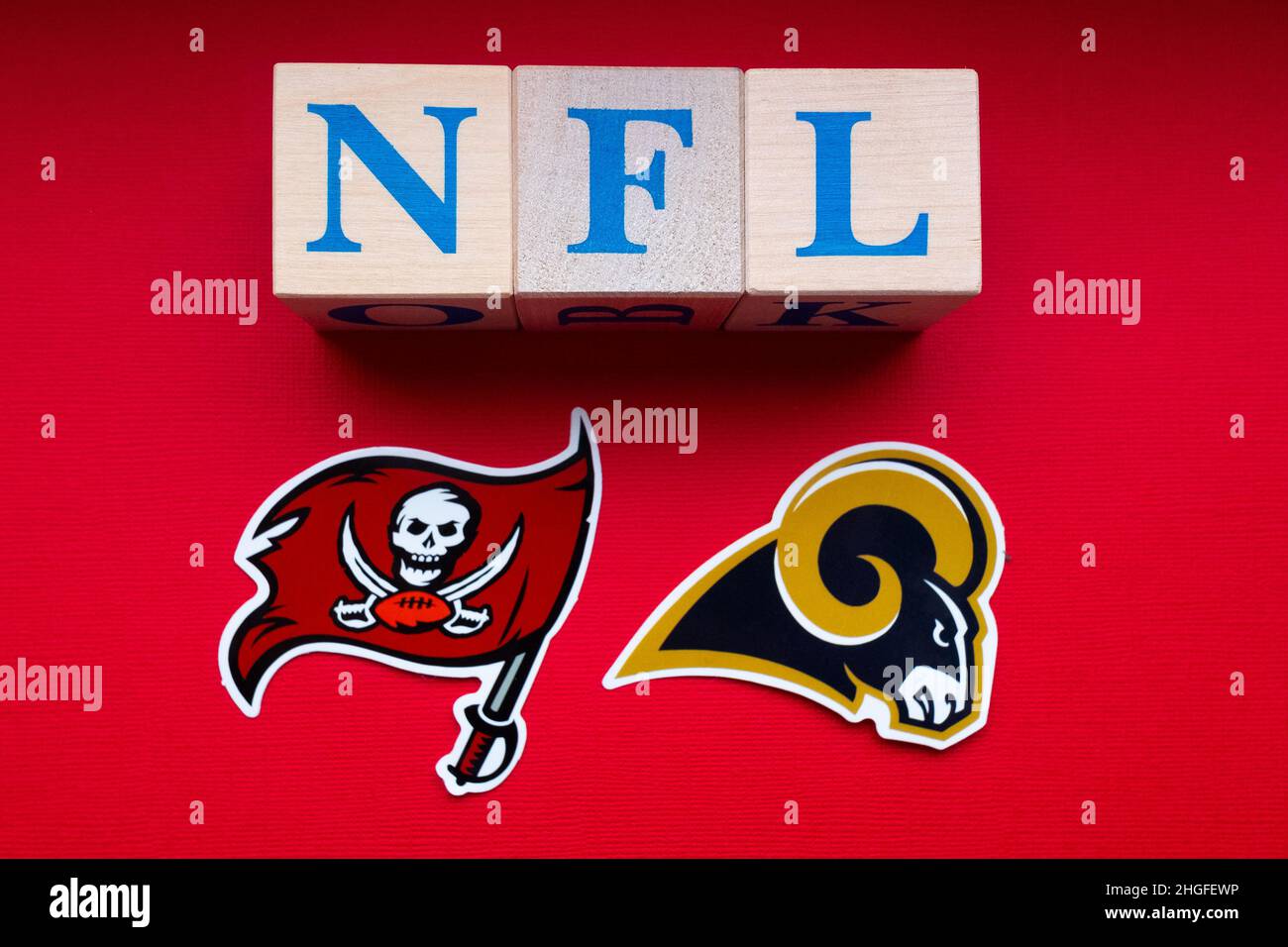20. Januar 2022. Tampa, Florida. Die Embleme der Fußballvereine, die an den Playoffs der National Football League Tampa Bay Buccaneer teilnehmen Stockfoto