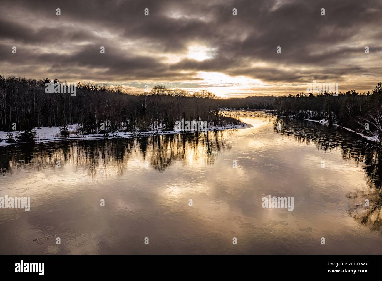 Winterwandern auf dem Au Sable River im Winter Stockfoto