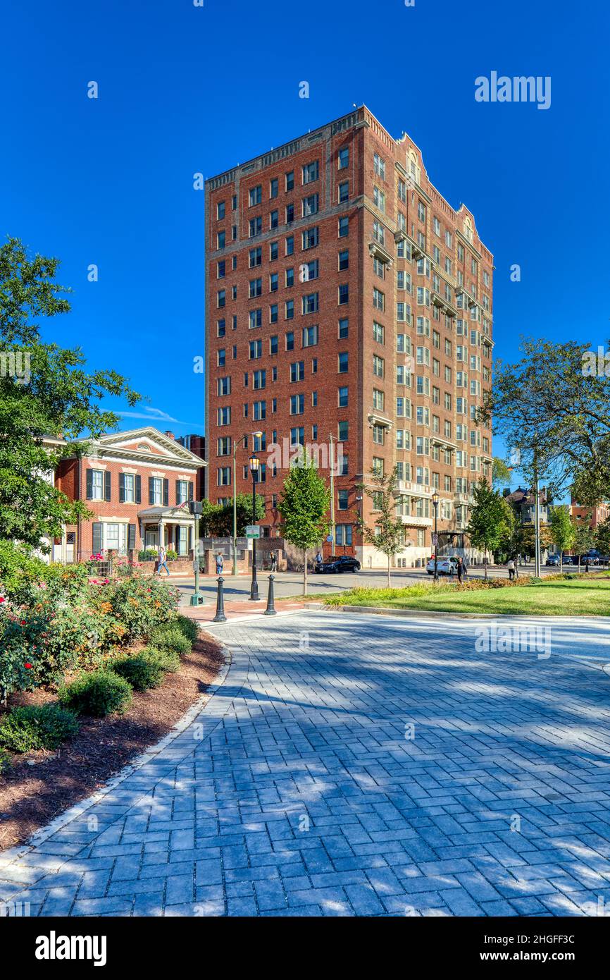 Die Johnson Hall wurde 1915 als Monroe Terrace Apartments erbaut und von Alfred C. Bossom im neogotischen Stil entworfen. Stockfoto