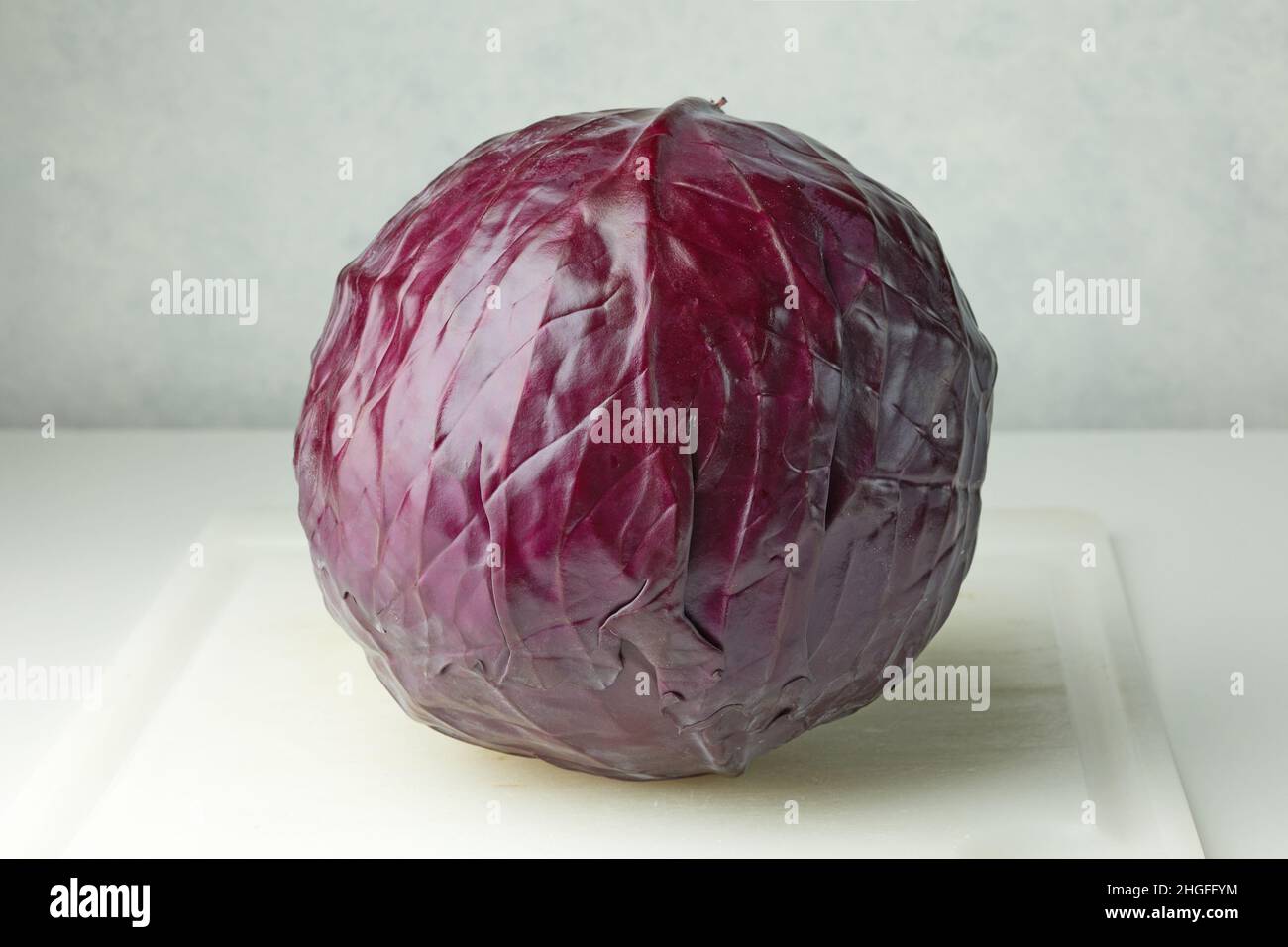 Frischer purpurner Kohl auf weißem Küchentischbrett Stockfoto