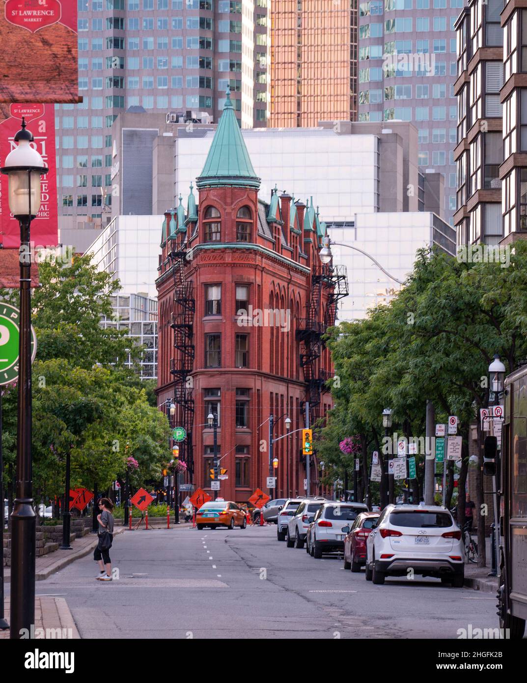 TORONTO, KANADA - 07 21 2020: Sommerabend Blick entlang Front Street mit bunten Blumenbeeten, grünen Bäumen und Gooderham flatiron Gebäude befeuern Stockfoto