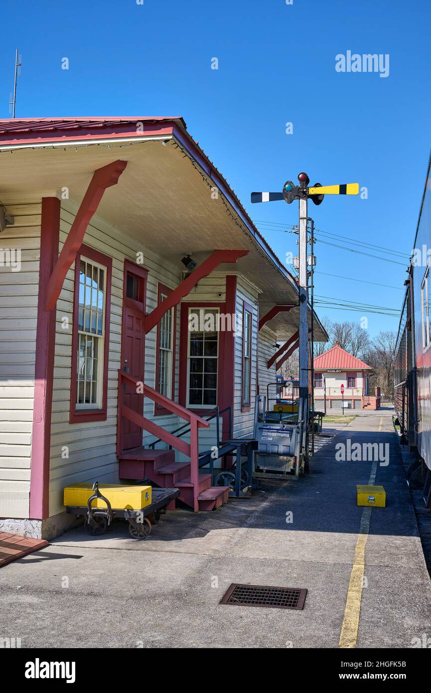 Im Herzen des Dixie Railroad Museum befindet sich der Bahnhof, der mit einem pullman-Auto und einem Flaggensignal in Calera Alabama, USA, ausgestellt ist. Stockfoto