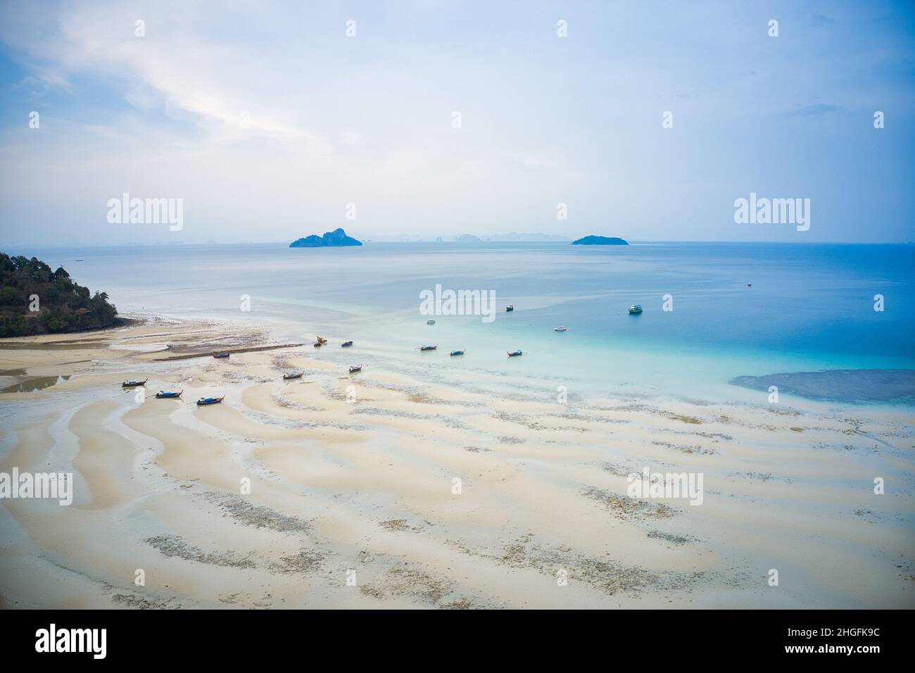 Der wunderschöne, idyllische tropische Strand von Koh Phi Phi in Thailand wurde bei Ebbe mit einer Drohne fotografiert. Stockfoto