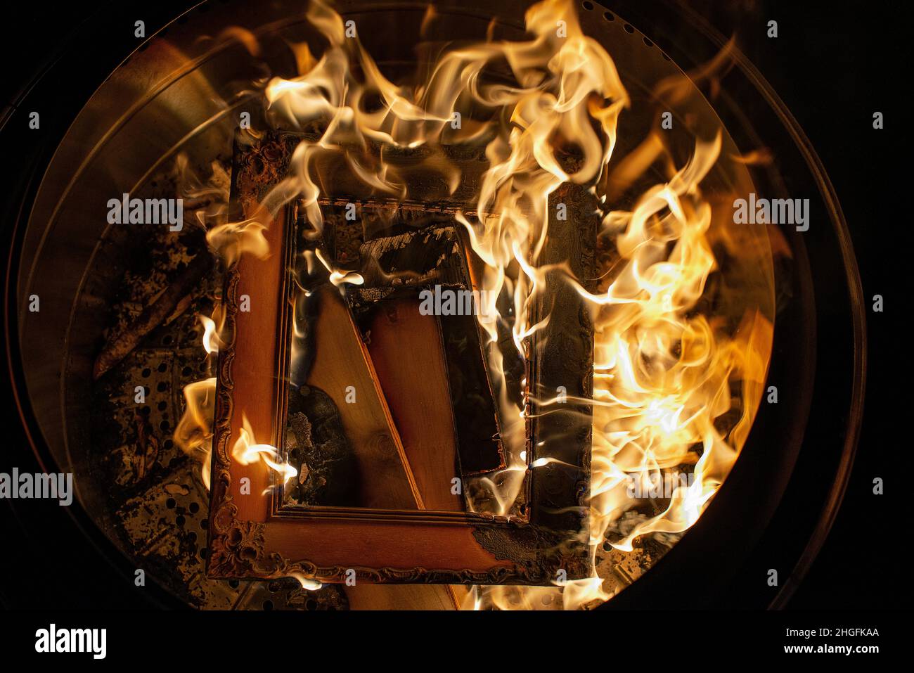 Ein Bilderrahmen, der in einem Feuer verbrannt wird. Stockfoto