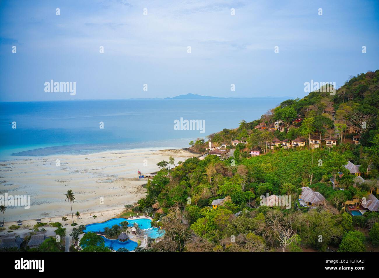 Der wunderschöne, idyllische tropische Strand von Koh Phi Phi in Thailand wurde bei Ebbe mit einer Drohne fotografiert. Stockfoto