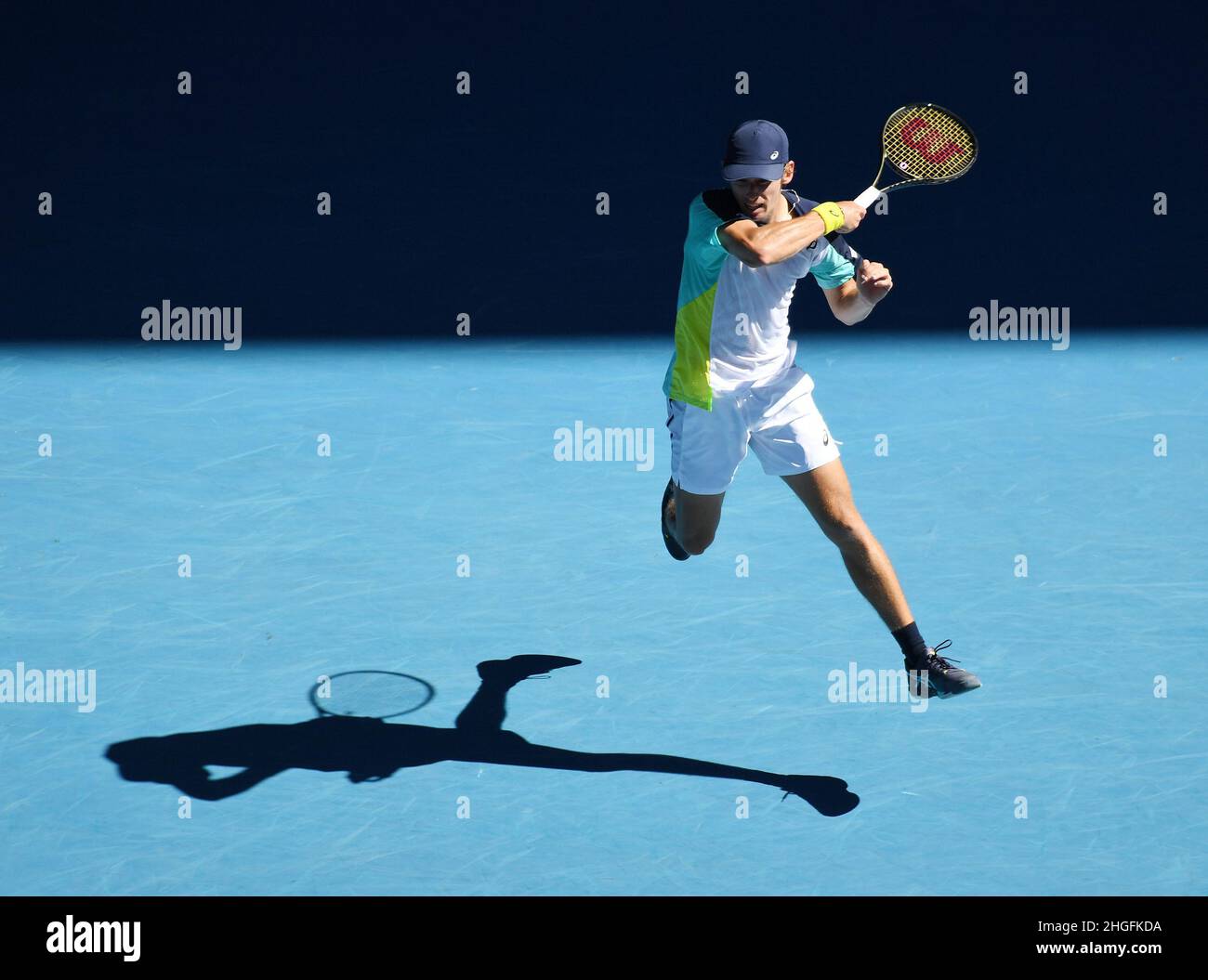 Melbourne, Australien. 20th Januar 2022. Rod Laver Arena Melbourne Park Day 4 20/01/2022 Alex de Minaur (AUS) gewinnt das zweite Spiel Credit: Roger Parker/Alamy Live News Stockfoto