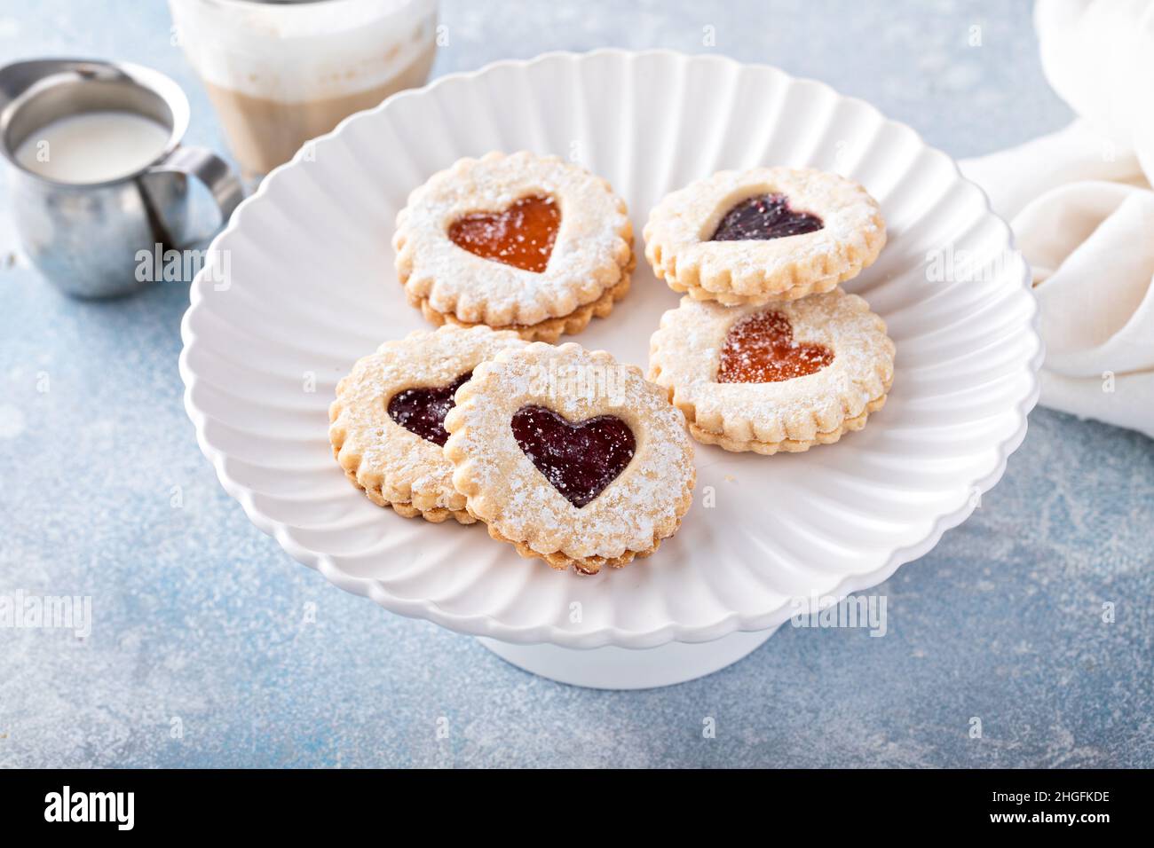 Linzer Kekse mit Marmeladenfüllung und Herzformen zum Valentinstag Stockfoto