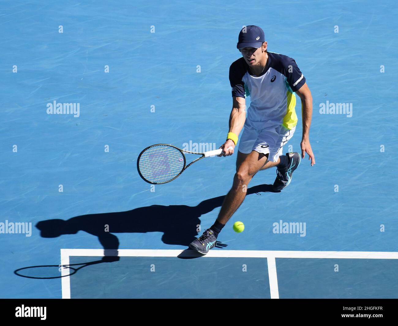 Melbourne, Australien. 20th Januar 2022. Rod Laver Arena Melbourne Park Day 4 20/01/2022 Alex de Minaur (AUS) gewinnt das zweite Spiel Credit: Roger Parker/Alamy Live News Stockfoto