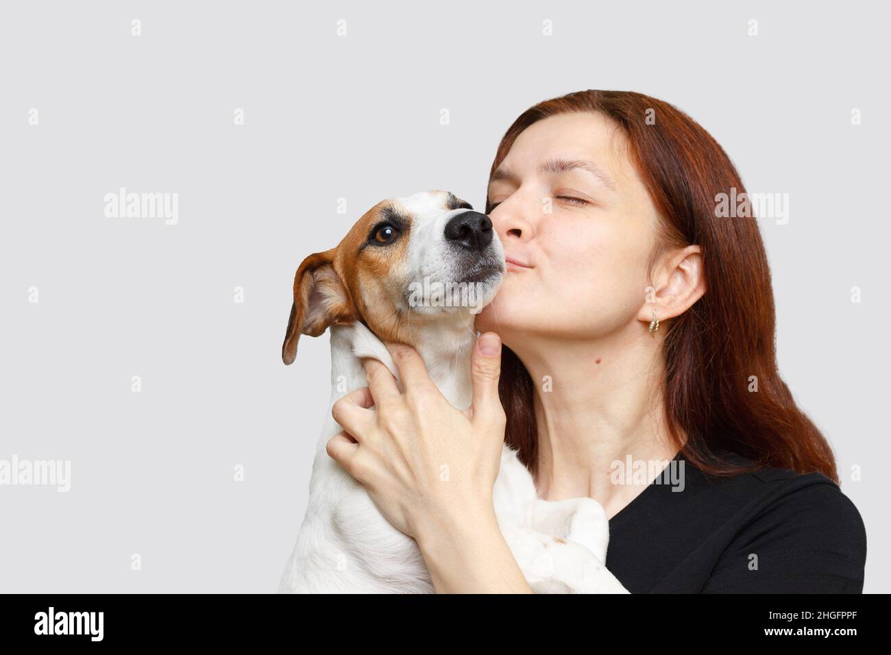 Mädchen umarmt ihren Hundefreund. Herzwärmemotion. Friends-Konzept. Stockfoto