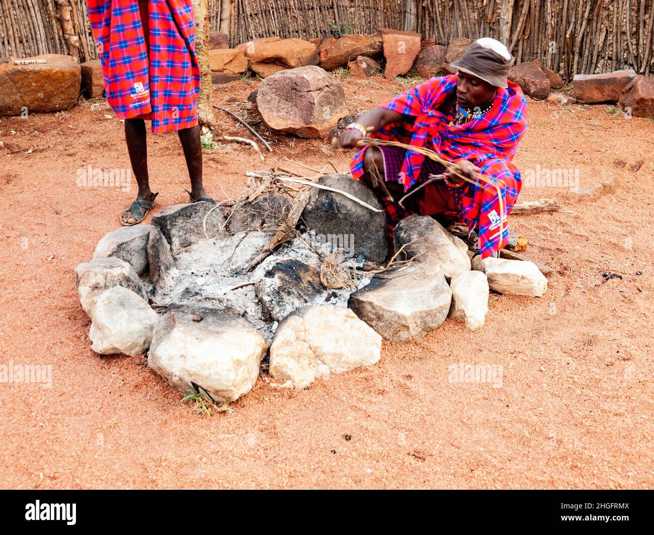 Maasai sind eine nilotische ethnische Gruppe, die Nord-, Zentral- und Südkenia und Nordtansania bewohnt und mit Feuerstartfähigkeiten belegt ist Stockfoto