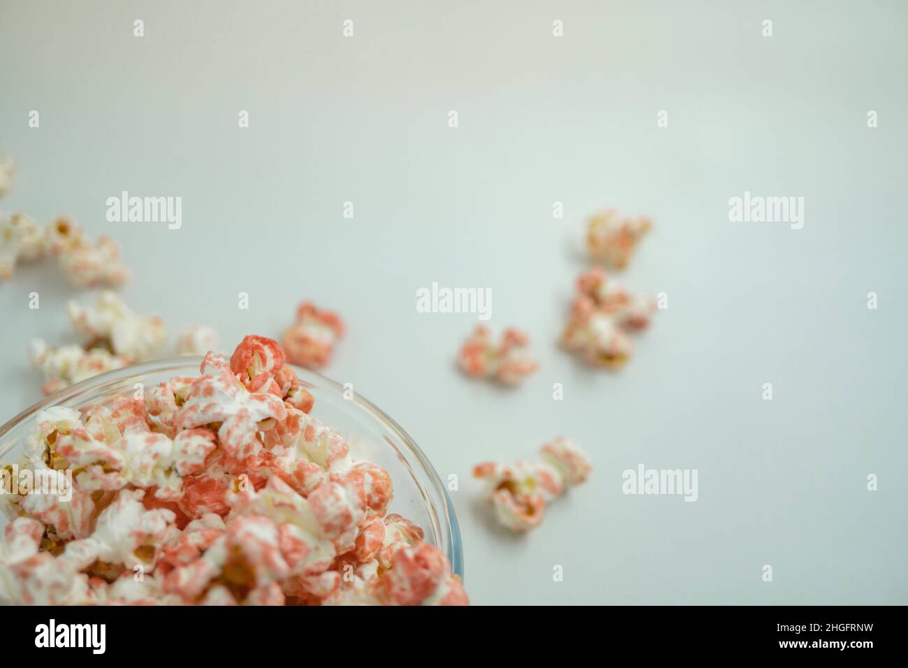 Nahaufnahme von Popcorn auf der Schüssel mit negativem Platz. Diese Fotos eignen sich perfekt für Lebensmittelbroschüre, Produktposter, Produktwerbung und Werbung. Stockfoto