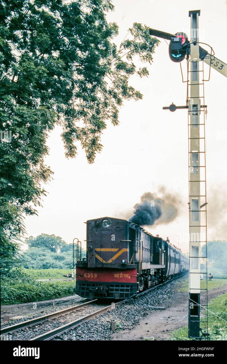 05 28 2021 Alte mechanische Eisenbahn Grüne Signale Pasenjar Zug nähert sich dem Bahnhof. In der Nähe von Rajasthan Indien Stockfoto