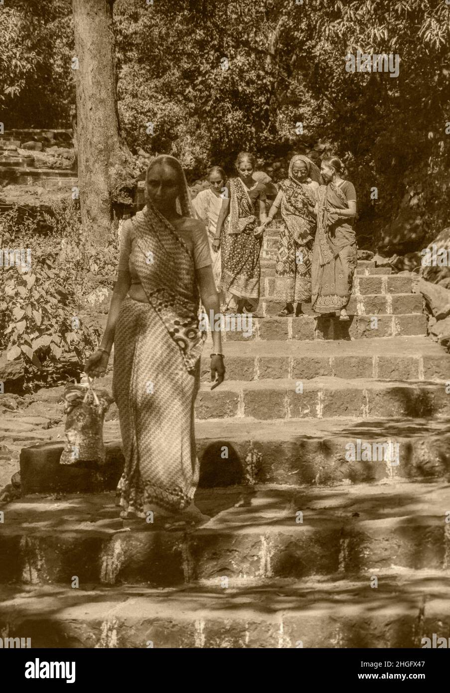 11 24 2020 UM 1974s: Vintage-Foto zeigt eine Gruppe von Frauen, die auf den Stapes of Bhimashankar Temple Way posieren Schwarz-Weiß-Antikfotografie.Maharash. Stockfoto