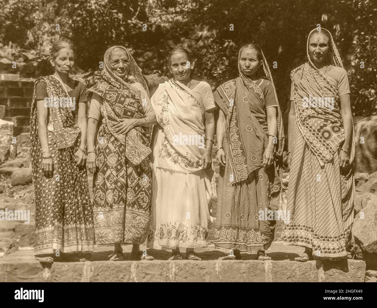 11 24 2020 UM 1974s: Vintage-Foto zeigt eine Gruppe von Frauen, die auf den Stapes of Bhimashankar Temple Way posieren Schwarz-Weiß-Antikfotografie.Maharash. Stockfoto