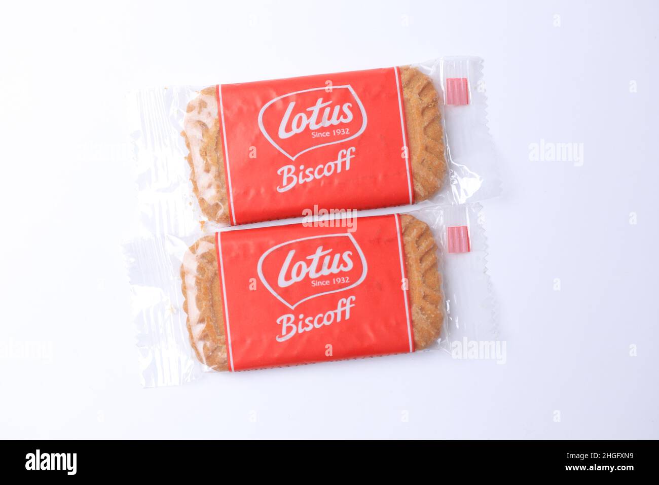 SIDOARJO - EAST JAVA, 16. Januar 2022: Lotus Biscoff ist ein karamellisierter Keks, glatte und knackige Texturen auf weißem Hintergrund. Speicherplatz kopieren. Stockfoto
