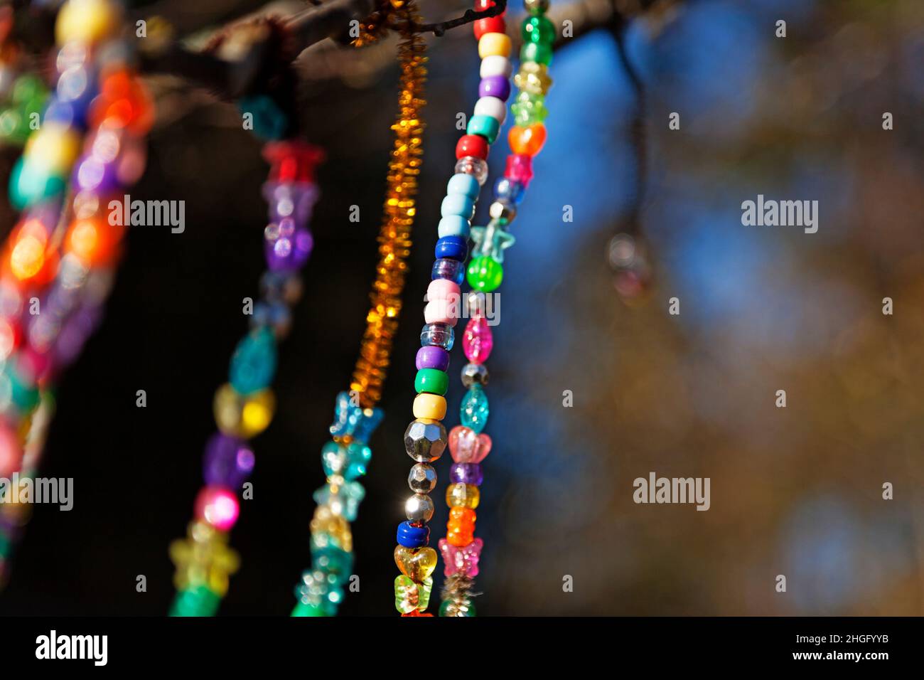Im Kindergarten hängen Perlen verschiedener Art vom Baum Stockfoto