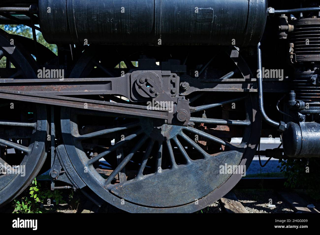 Nahaufnahme von Rädern zu alter Dampflokomotive Stockfoto