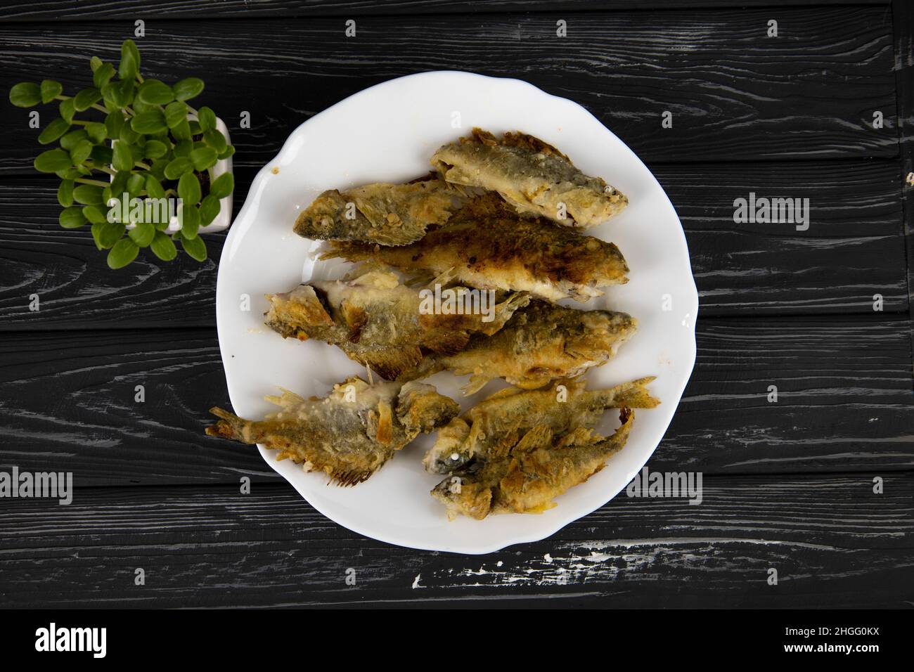 Gebratener Fisch auf einem Holztisch Stockfoto