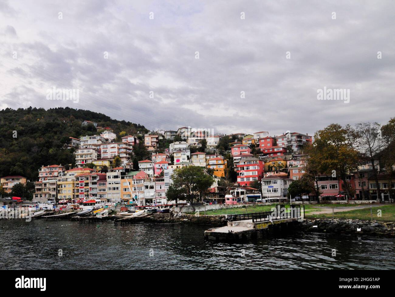 Ein farbenfrohes Dorf auf der asiatischen Seite der Bosporus-Straße in Istanbul, Türkei. Stockfoto