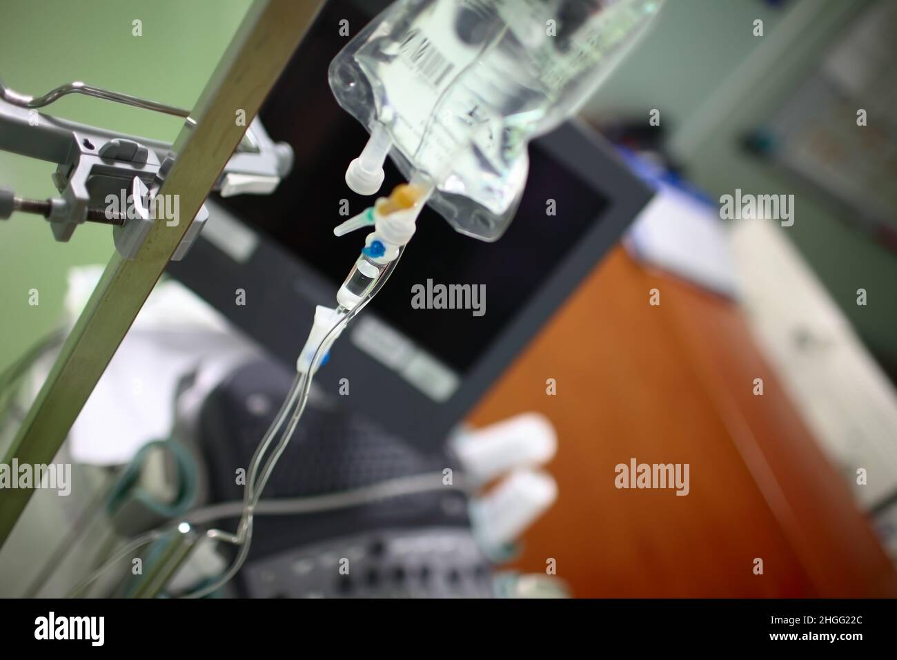 Ansicht der Arztpraxis mit Ausrüstung und infusionsbeutel an der Stahlstange. Stockfoto