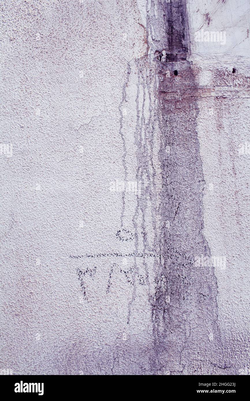 Raue strukturierte Betonwand mit Verschmutzungen. Stockfoto