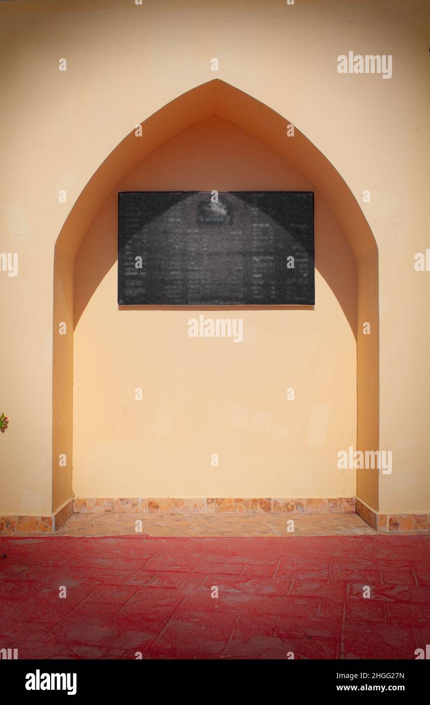 Nische in der Wand im orientalischen Stil im bogenförmigen Dach. Stockfoto