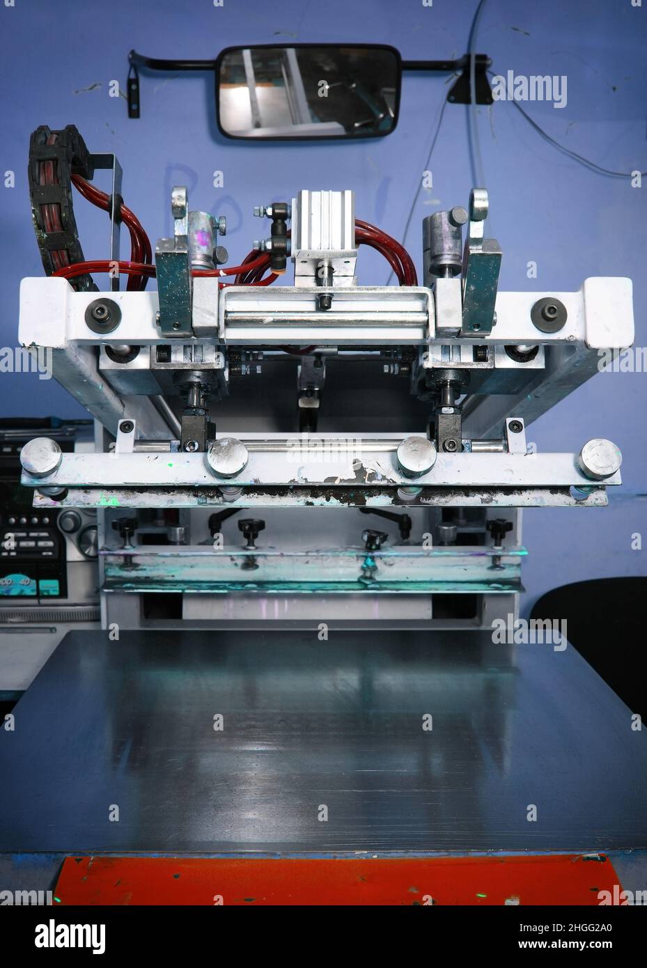 Alte Siebmaschine in der Druckerei. Stockfoto
