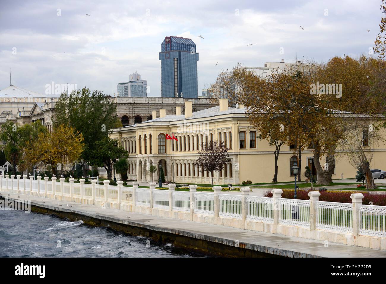 Schöne Orte und Museen entlang der Bosporus-Straße in Beşiktaş, Istanbul, Türkei. Stockfoto