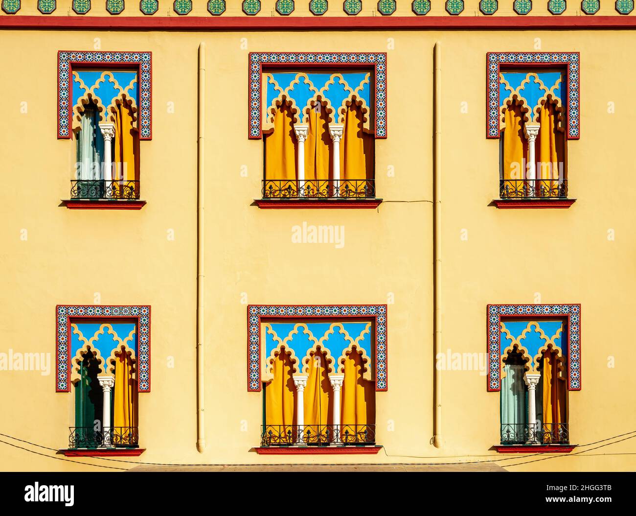 Detailansicht der Fassade eines Gebäudes im maurischen Stil mit Blick auf die Plaza del Triunfo in Cordoba, Andalusien, Spanien. Stockfoto