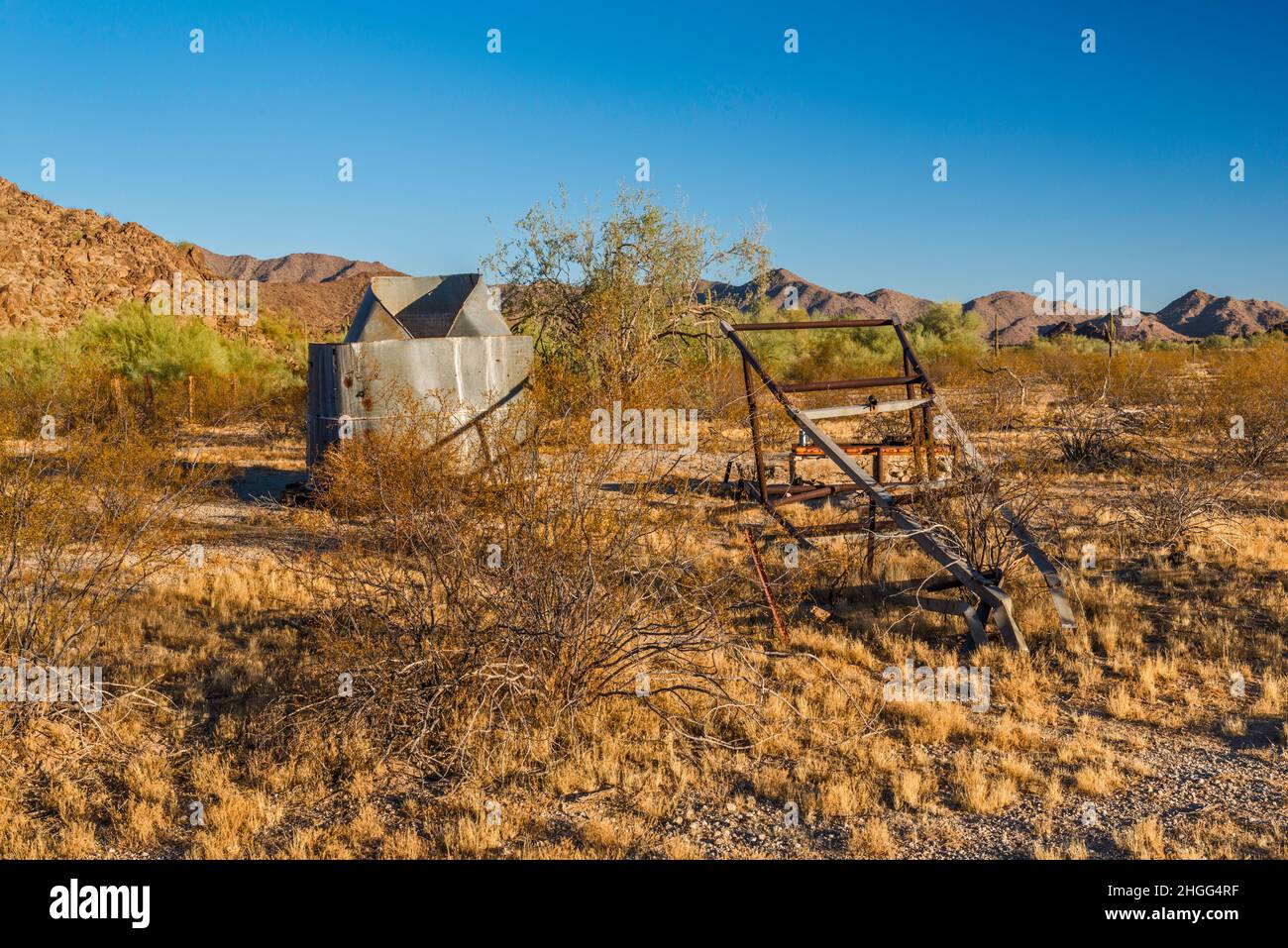 Eingestürzter Windpumpenmast, Wasserbehälter am Hazen Well, ehemalige Ranch in Margies Cove, Maricopa Mountains, Sonoran Desert National Monument, Arizona Stockfoto