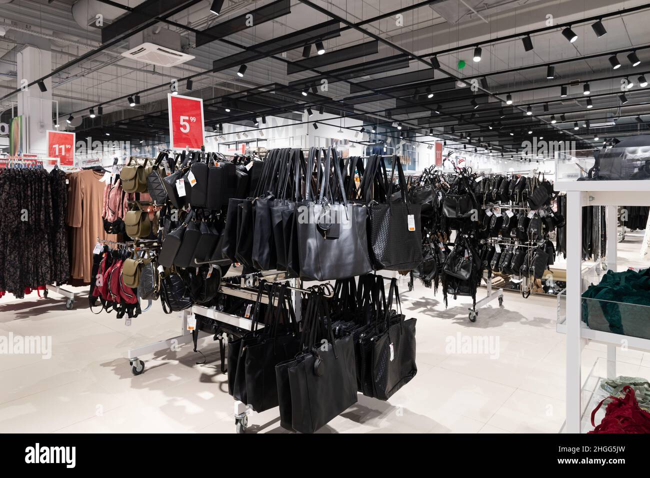 Hier finden Sie die Innenausstattung von Damentaschen aus Leder und Accessoires Stockfoto