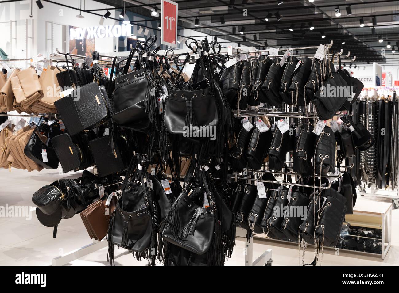 Nahaufnahme einer Vitrine mit Ledertaschen für Frauen in einem Zubehörgeschäft Stockfoto