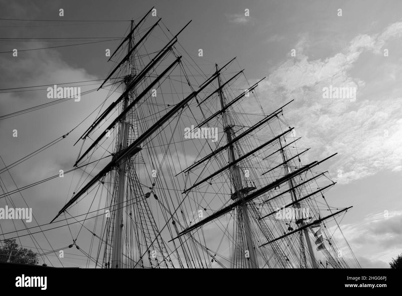 Ein alter hölzerner Teeklipper mit Blick auf die Masten und Takelage ...