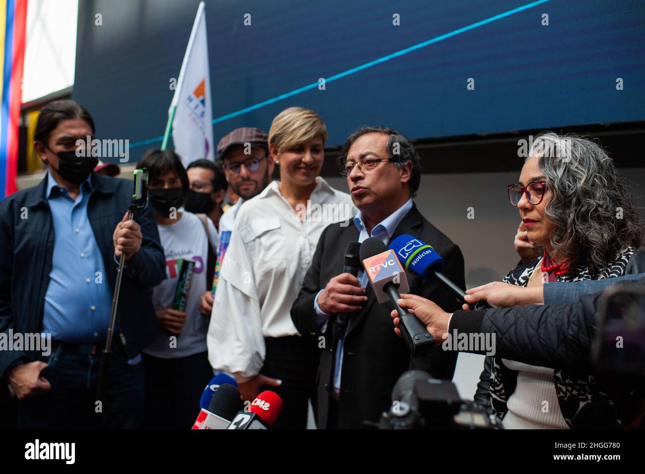 Präsidentschaftskandidat für Kolumbien Humana Gustavo petro hält eine Pressekonferenz ab, nachdem er seine Kandidatur beim National Registry of Civil St. Stockfoto