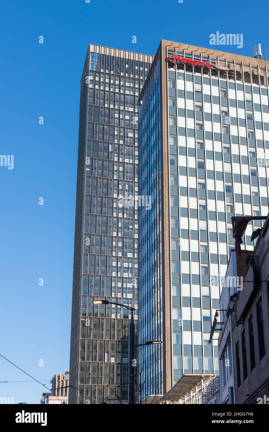 Hohe Gebäude an der Broad Street, Birmingham, vor blauem Himmel Stockfoto
