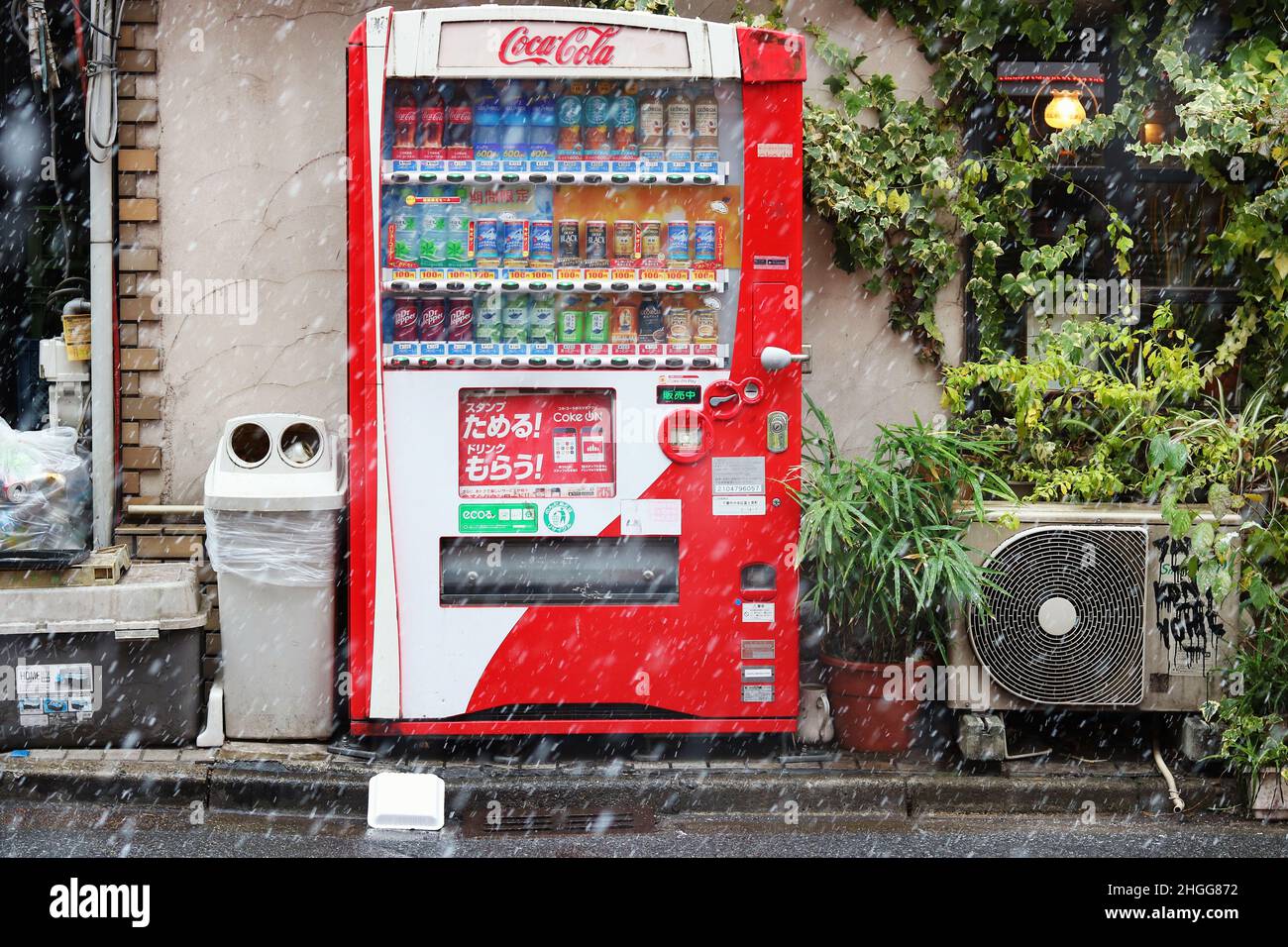 CHIBA, JAPAN - 6. Januar 2022: Ein Getränkeautomat mit Coca-Cola-Lackierung  in Chiba City an einem verschneiten Tag Stockfotografie - Alamy
