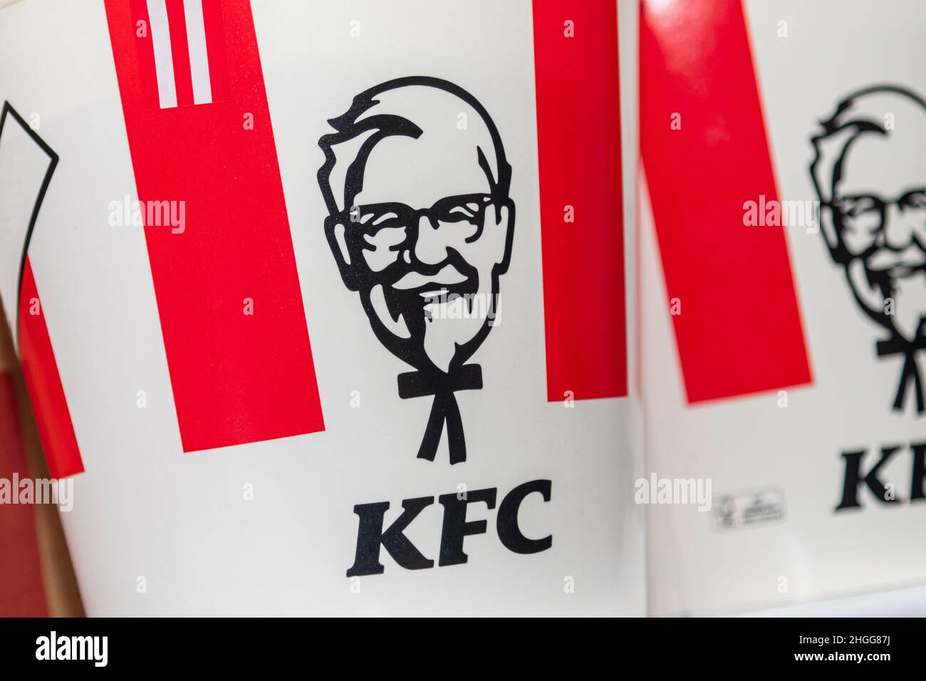 Antalya, Türkei - 20. Januar 2022: Eine Menge KFC Chicken Hot Strips oder Nuggets im Eimer mit KFC ( Kentucky Fried Chicken ) Fast Food. Stockfoto